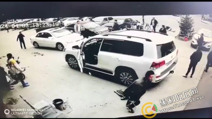 黑龙江 省绥化市发生街头群殴事件，具体原因不明，与蹲着地上工作的修车师傅很淡定是同件事哦  第5张