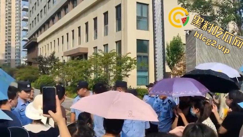 青岛李沧区圣德心脑血管医院迁建引发抗议，家长怒骂警察直接被捕！  第1张