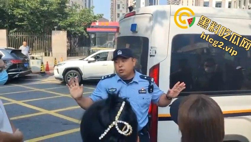 青岛李沧区圣德心脑血管医院迁建引发抗议，家长怒骂警察直接被捕！  第3张