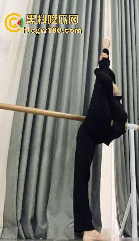 广州大学19岁舞蹈生【王应怡】爆绿帽丑闻，一边跟男友亲亲我我，一边网上撩骚发骚，这货骚得真是无法无天！  第1张