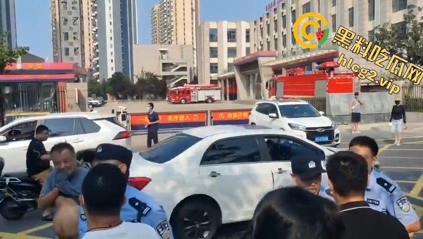 青岛李沧区圣德心脑血管医院迁建引发抗议，家长怒骂警察直接被捕！  第5张