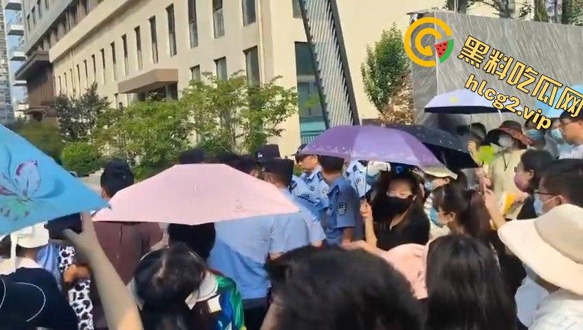 青岛李沧区圣德心脑血管医院迁建引发抗议，家长怒骂警察直接被捕！  第6张