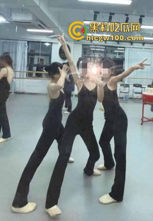 广州大学19岁舞蹈生【王应怡】爆绿帽丑闻，一边跟男友亲亲我我，一边网上撩骚发骚，这货骚得真是无法无天！  第5张