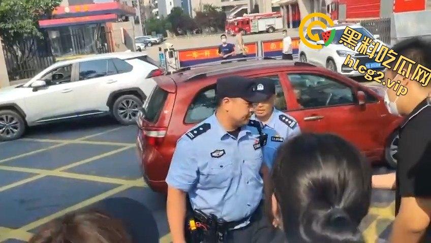 青岛李沧区圣德心脑血管医院迁建引发抗议，家长怒骂警察直接被捕！  第7张