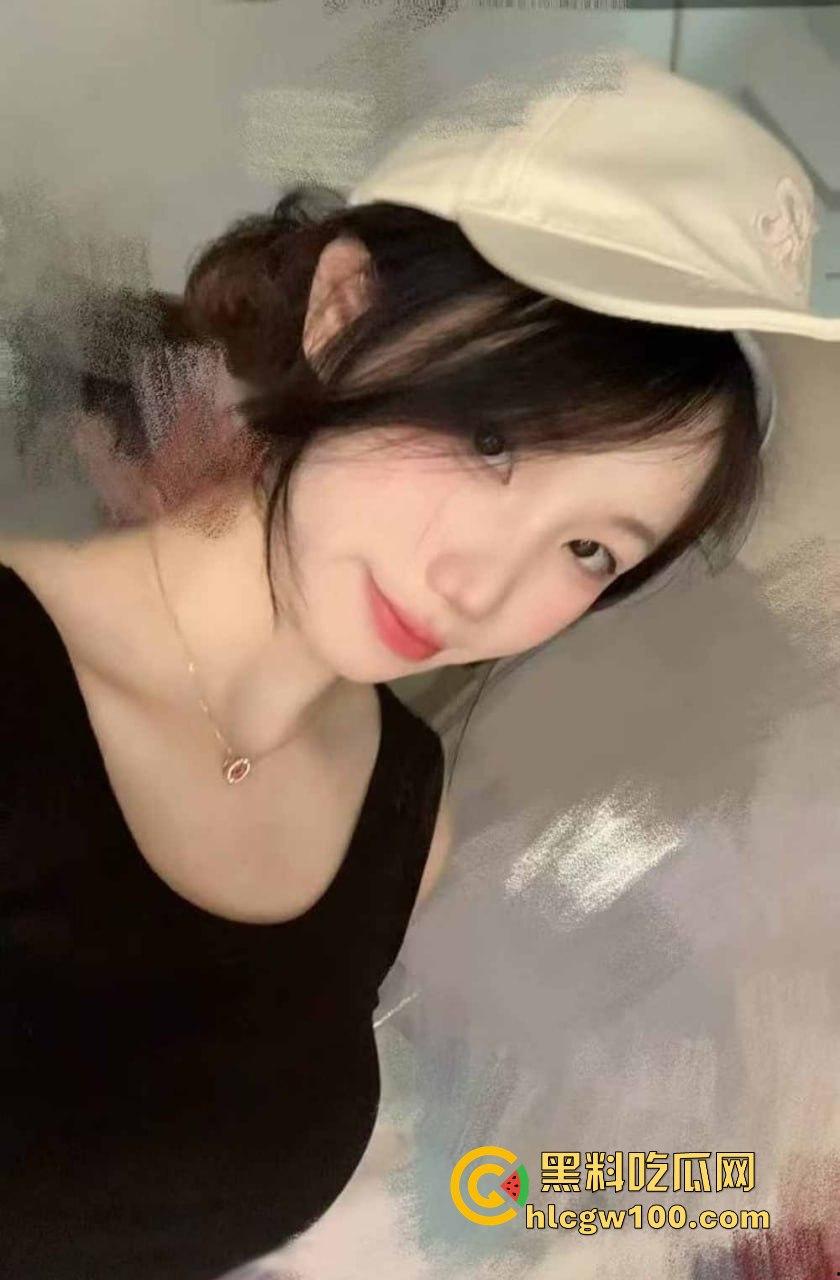 广州大学19岁舞蹈生【王应怡】爆绿帽丑闻，一边跟男友亲亲我我，一边网上撩骚发骚，这货骚得真是无法无天！  第7张