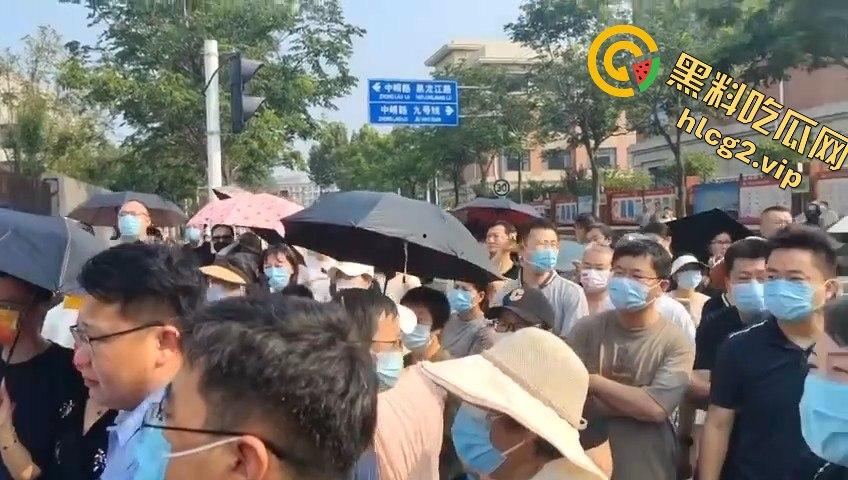 青岛李沧区圣德心脑血管医院迁建引发抗议，家长怒骂警察直接被捕！  第8张