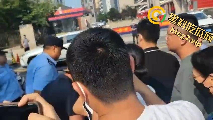 青岛李沧区圣德心脑血管医院迁建引发抗议，家长怒骂警察直接被捕！  第9张