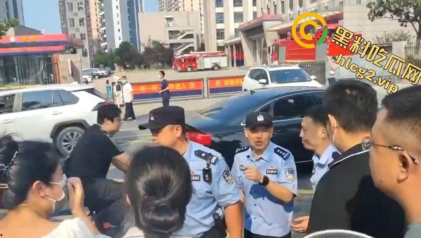 青岛李沧区圣德心脑血管医院迁建引发抗议，家长怒骂警察直接被捕！  第10张