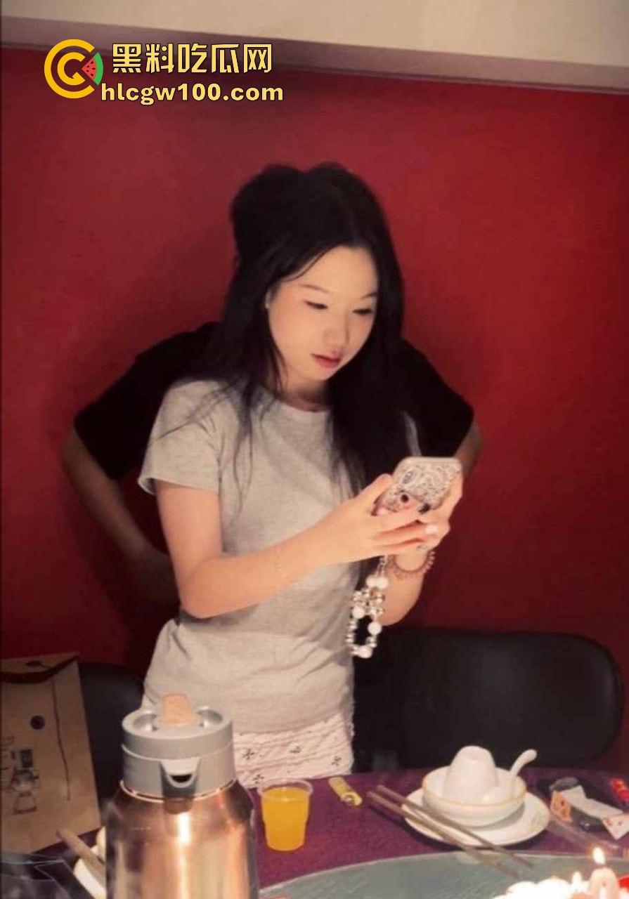 广州大学19岁舞蹈生【王应怡】爆绿帽丑闻，一边跟男友亲亲我我，一边网上撩骚发骚，这货骚得真是无法无天！  第8张