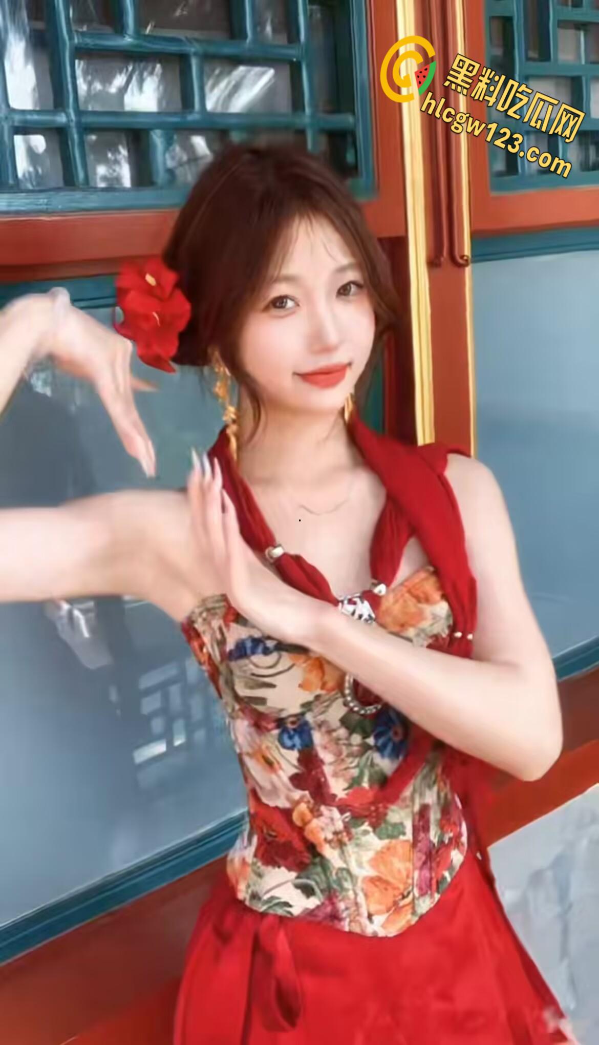 清纯气质小姐姐【一串小肥牛】，纯欲小姐姐后入蜜桃臀，抬起美腿猛插小穴！  第2张