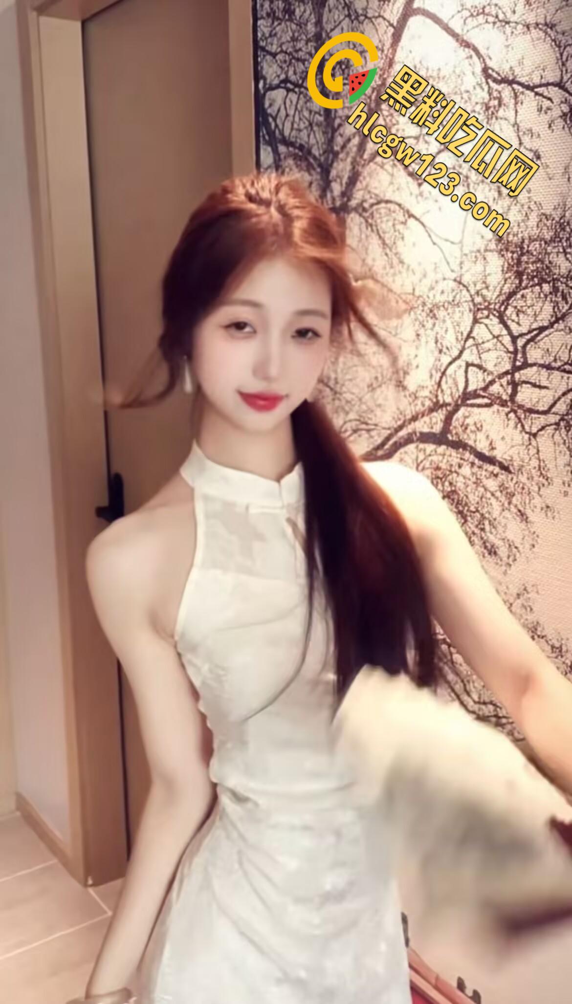 清纯气质小姐姐【一串小肥牛】，纯欲小姐姐后入蜜桃臀，抬起美腿猛插小穴！  第4张