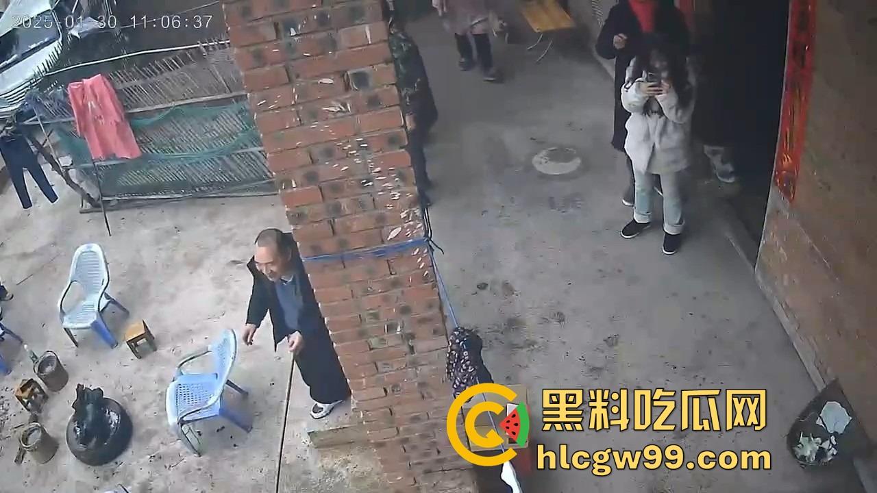 重庆狗子掉进粪坑惨变生化武器 出坑后全家总动员 结果反被狗狂追满院狂喷 粪味冲天！  第6张