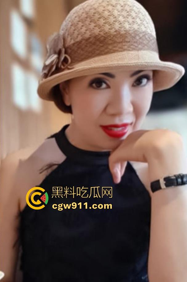 抖音熟女网红【中年妖精】中年龄圈的白雪公主，身穿情趣内衣被大屌无情撞击，无套内射结束战斗！  第2张