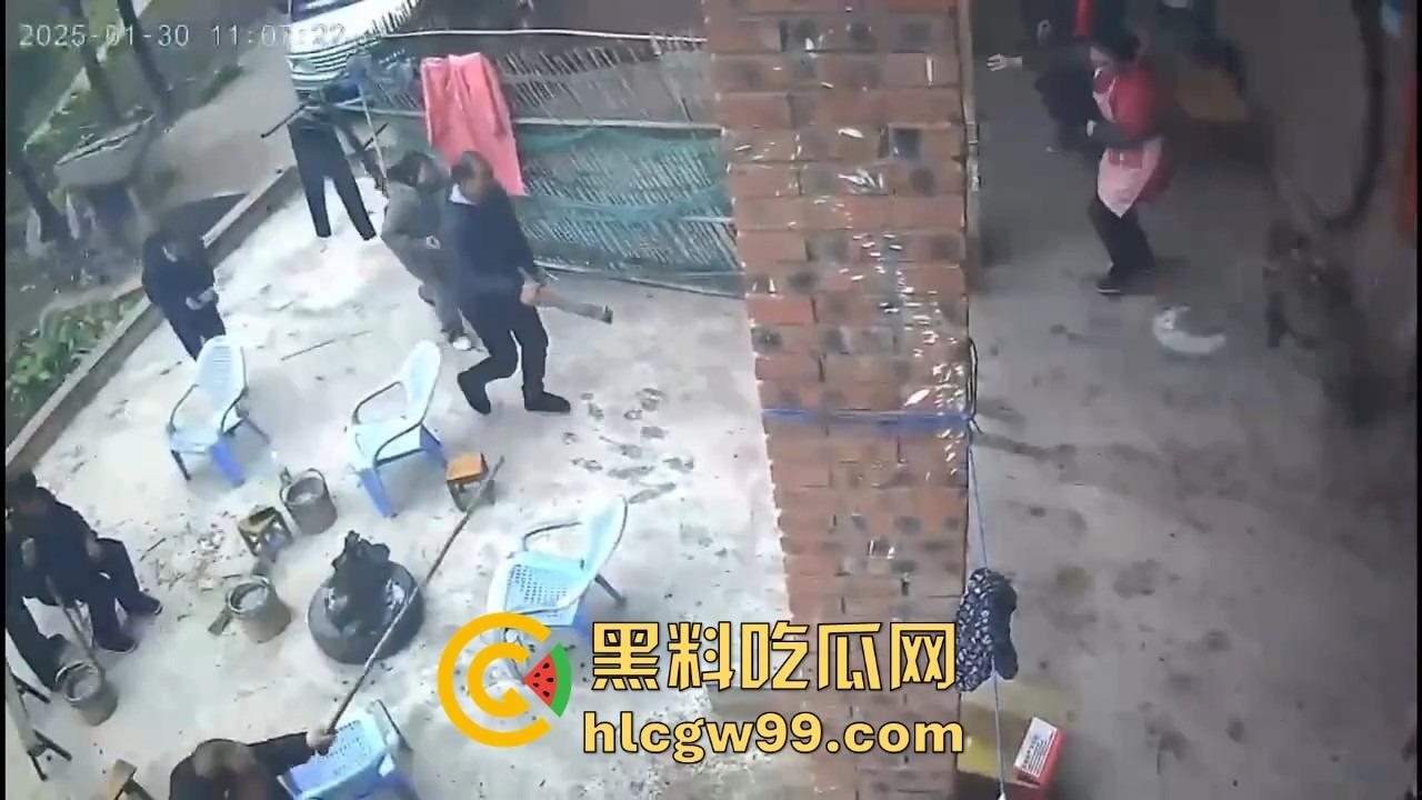 重庆狗子掉进粪坑惨变生化武器 出坑后全家总动员 结果反被狗狂追满院狂喷 粪味冲天！  第8张