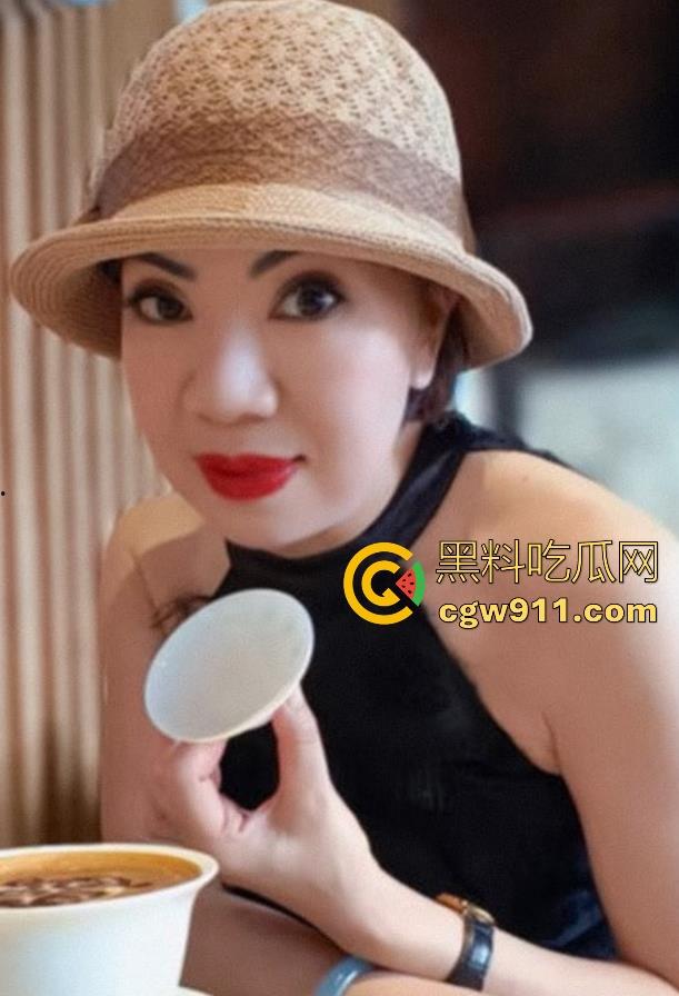 抖音熟女网红【中年妖精】中年龄圈的白雪公主，身穿情趣内衣被大屌无情撞击，无套内射结束战斗！  第3张