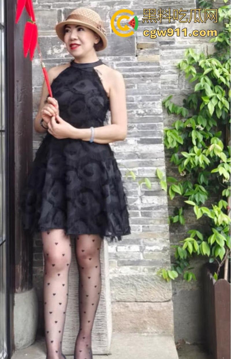 抖音熟女网红【中年妖精】中年龄圈的白雪公主，身穿情趣内衣被大屌无情撞击，无套内射结束战斗！  第4张