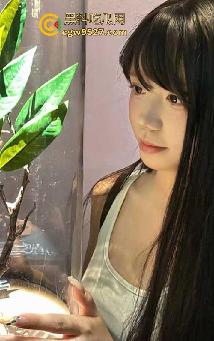 爸妈出差姐姐学院风短裙黑丝勾引弟弟足交抠逼，巨乳性感爆棚，撩人姿态让弟弟无法自拔！  第3张