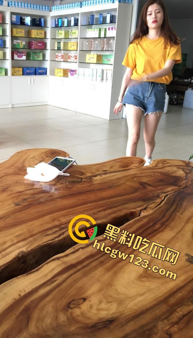 海角王者神级操作震惊全网孝子！迷晕亲妈趁父不在狂操肥B，完事后又向同学炫耀战利品！  第2张