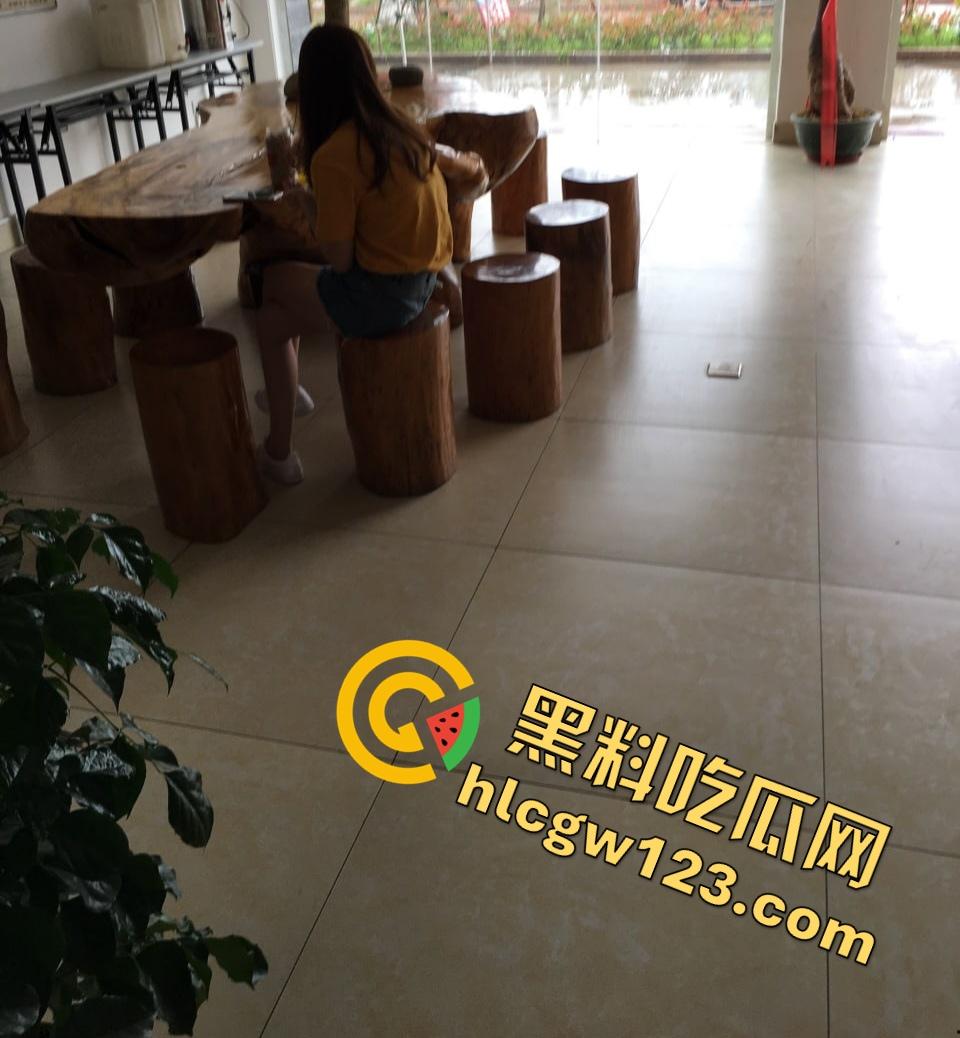 海角王者神级操作震惊全网孝子！迷晕亲妈趁父不在狂操肥B，完事后又向同学炫耀战利品！  第3张