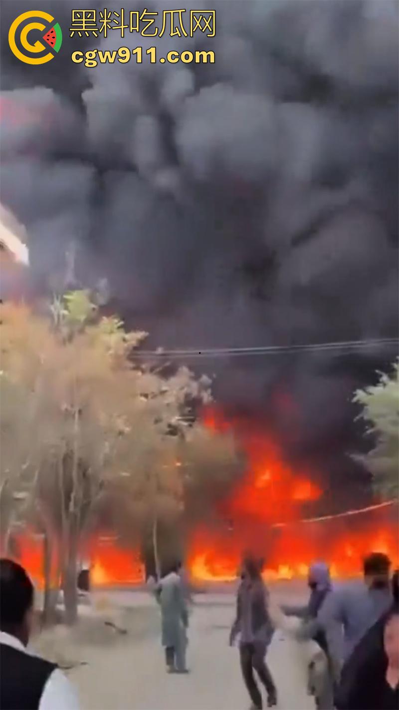 阿富汗首都喀布尔突发爆炸，现场浓烟滚滚，临时政府称系油罐车爆炸起火，居民表示当天至少发生3起爆炸！  第2张