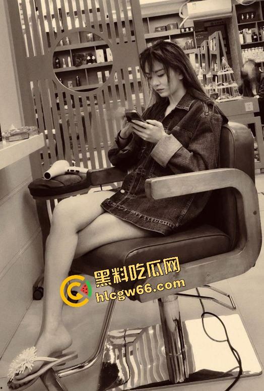 哈尔滨骚同事变母狗背夫偷操半年，这次带友3P插烂骚穴，调教成胯下贱狗射嘴里关笼子！  第2张