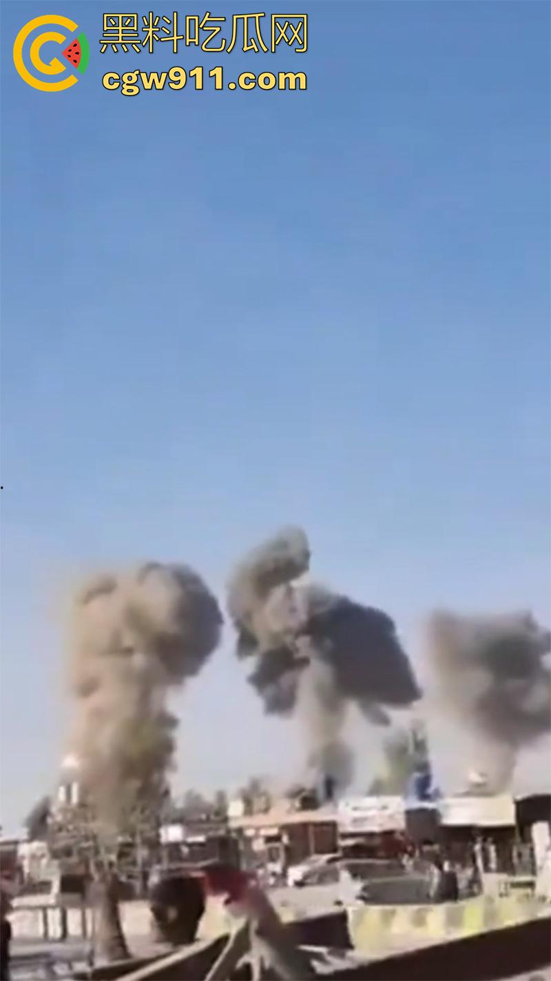 阿富汗首都喀布尔突发爆炸，现场浓烟滚滚，临时政府称系油罐车爆炸起火，居民表示当天至少发生3起爆炸！  第4张