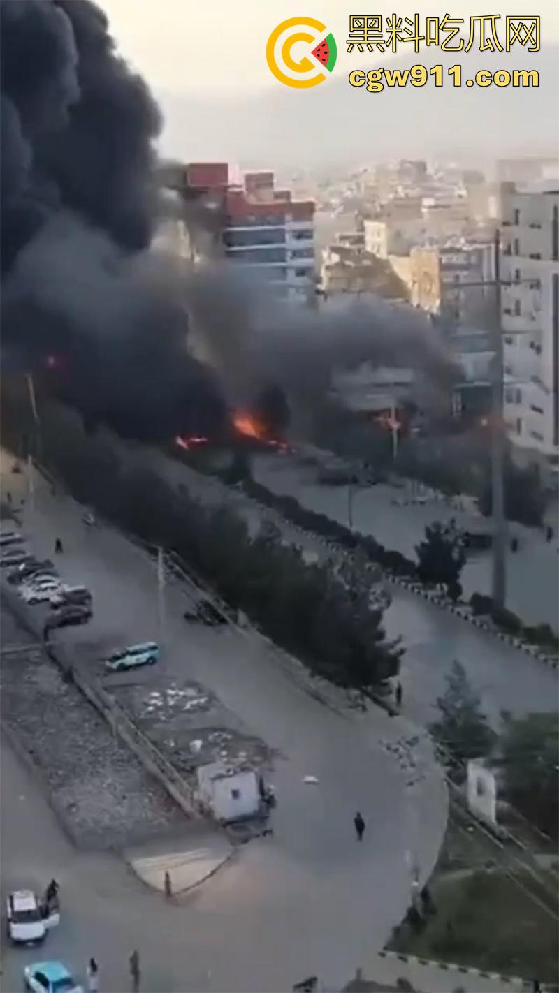 阿富汗首都喀布尔突发爆炸，现场浓烟滚滚，临时政府称系油罐车爆炸起火，居民表示当天至少发生3起爆炸！  第5张
