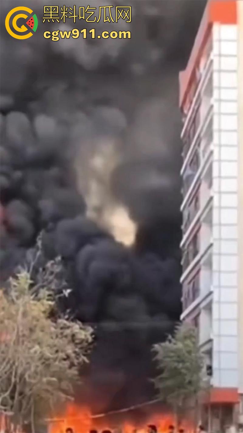 阿富汗首都喀布尔突发爆炸，现场浓烟滚滚，临时政府称系油罐车爆炸起火，居民表示当天至少发生3起爆炸！  第6张