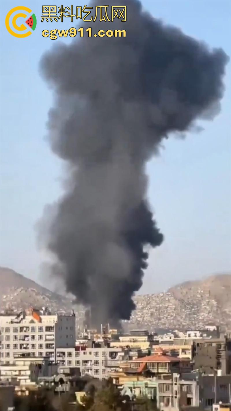 阿富汗首都喀布尔突发爆炸，现场浓烟滚滚，临时政府称系油罐车爆炸起火，居民表示当天至少发生3起爆炸！  第7张