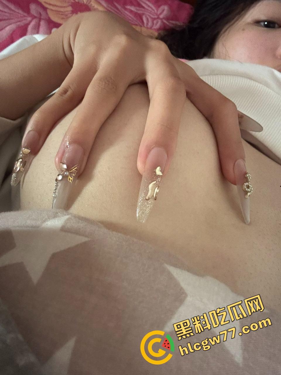 甜妹外表实则骚货体质，新乡小甜妞『钱乐乐』奶大腿白笑得甜，就是阴毛炸得跟小草坪一样！  第10张