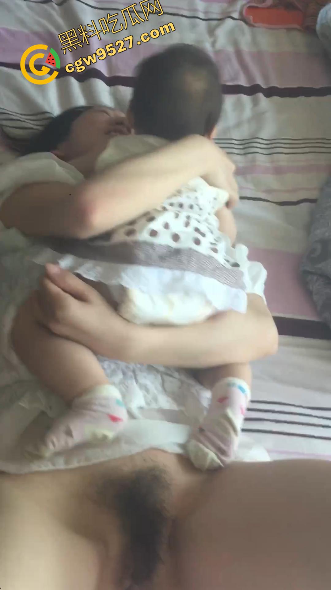 湖南人妻【王春艳】性瘾超强，刚出月子就偷情约炮，孩子一边吃奶，骚穴一边被操，真是淫荡至极  第4张