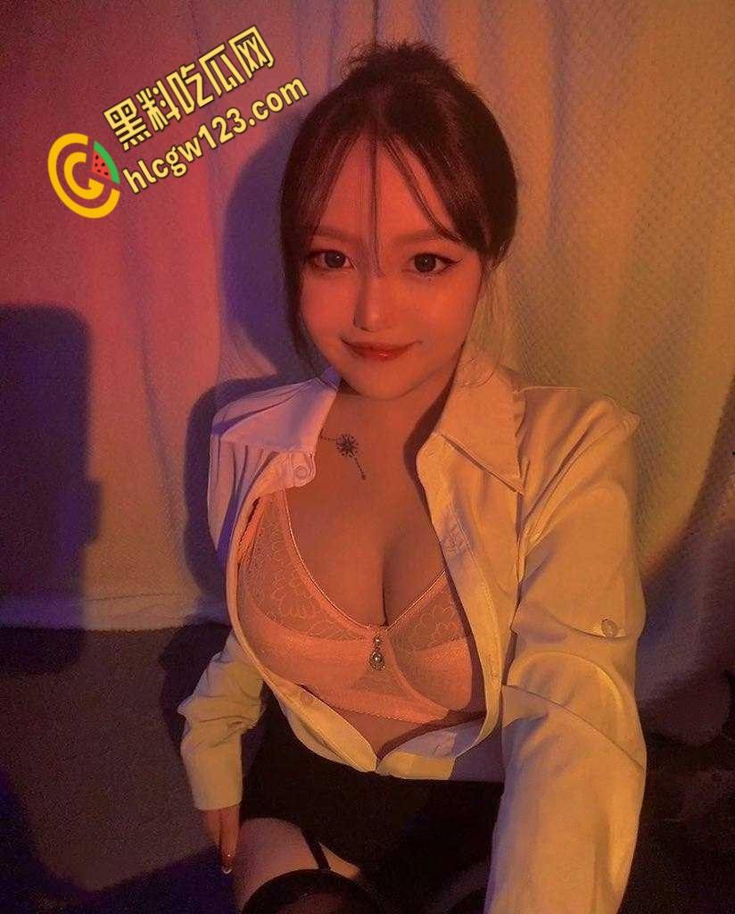 性感免女郎在线发骚，微胖天花板极品馒头逼，分手后被渣男无情曝光 !  第3张