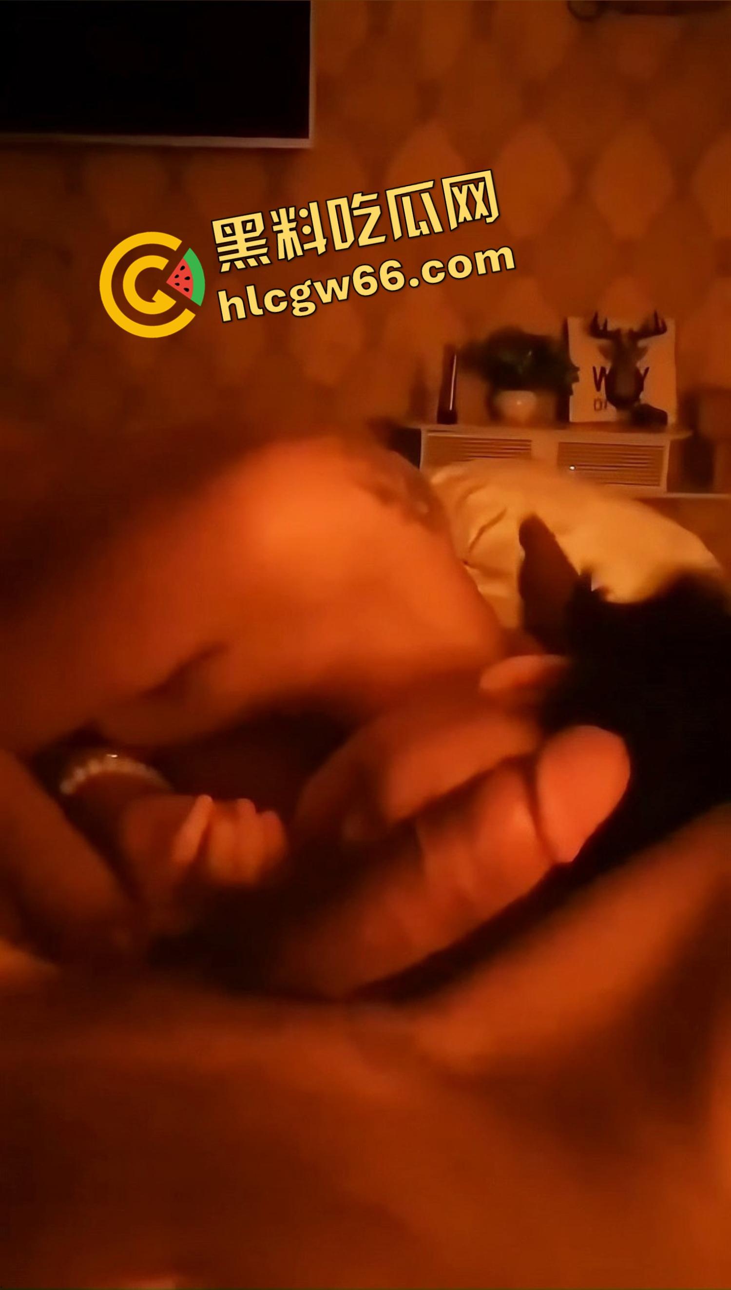 哈尔滨骚同事变母狗背夫偷操半年，这次带友3P插烂骚穴，调教成胯下贱狗射嘴里关笼子！  第12张