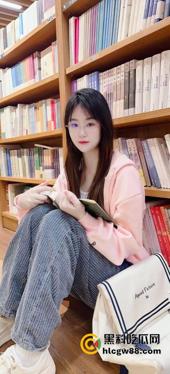 东莞开放大学阳台导管哥爆火,妹子偷拍全程,一边录一边激动,学校这开放程度绝对天花板! 第2张 东莞开放大学阳台导管哥爆火,妹子偷拍全程,一边录一边激动,学校这开放程度绝对天花板! 第2张