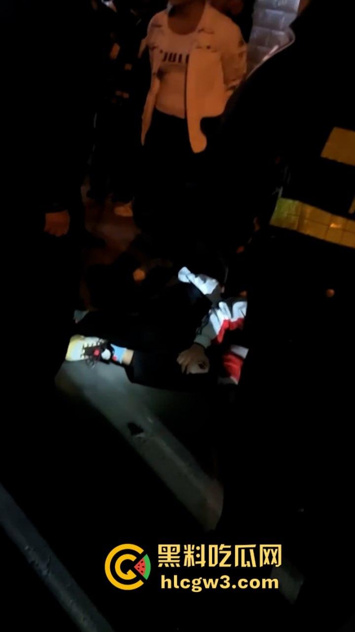 围观骚鸡无故被砍！柳州乐群路鸡婆被调戏 竟拿关刀砍死看热闹的吃瓜学生 ！死的好冤！  第10张