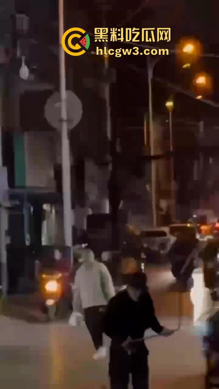 围观骚鸡无故被砍！柳州乐群路鸡婆被调戏 竟拿关刀砍死看热闹的吃瓜学生 ！死的好冤！  第12张