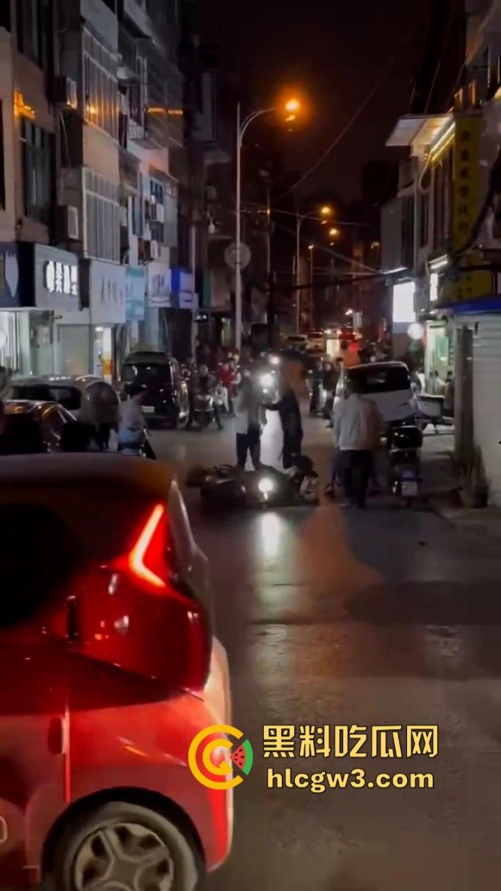 围观骚鸡无故被砍！柳州乐群路鸡婆被调戏 竟拿关刀砍死看热闹的吃瓜学生 ！死的好冤！  第13张