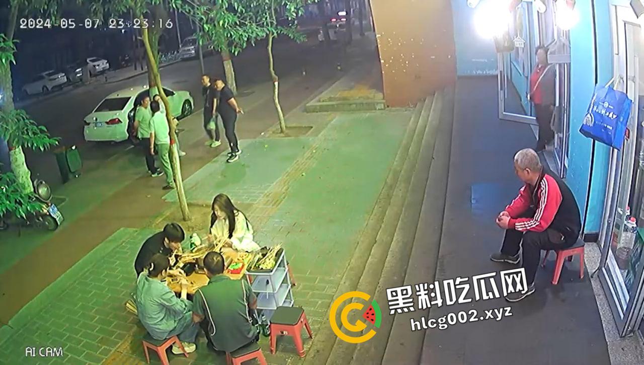 陕西宝鸡串串香 男子被刺大腿动脉 血喷流尽身亡 现场视频流出  第1张