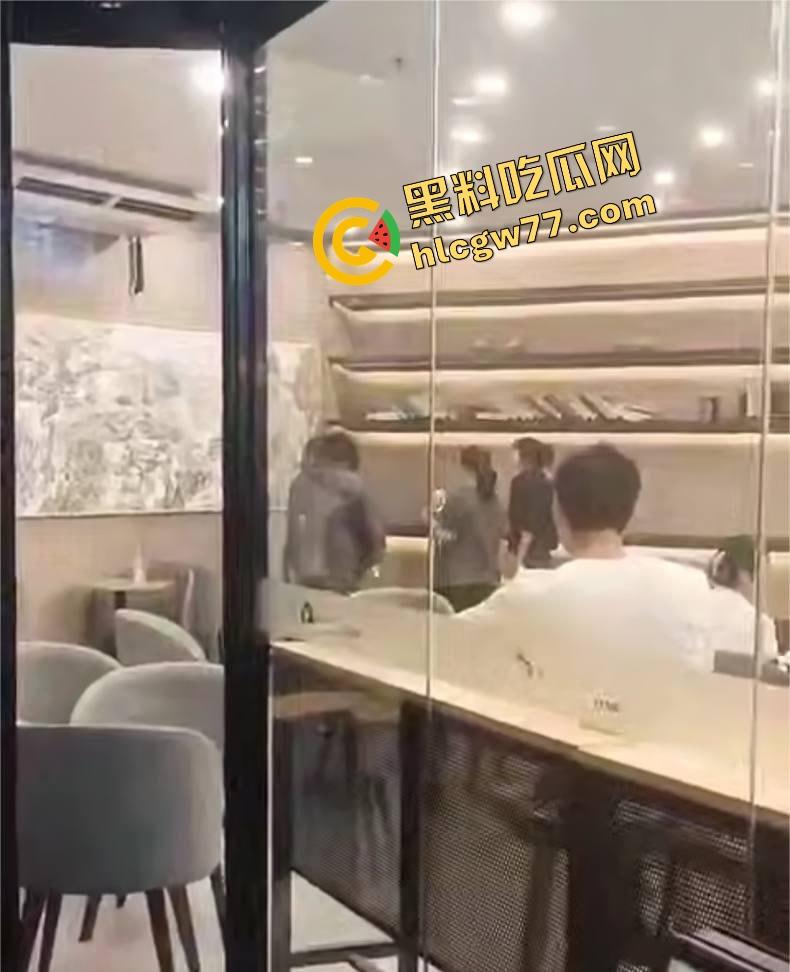 广东四会瑞幸咖啡馆正宫突袭抓奸，怒锤小三扯掉假睫毛，全场咖啡都凉了！  第3张