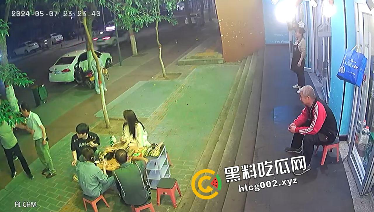 陕西宝鸡串串香 男子被刺大腿动脉 血喷流尽身亡 现场视频流出  第2张