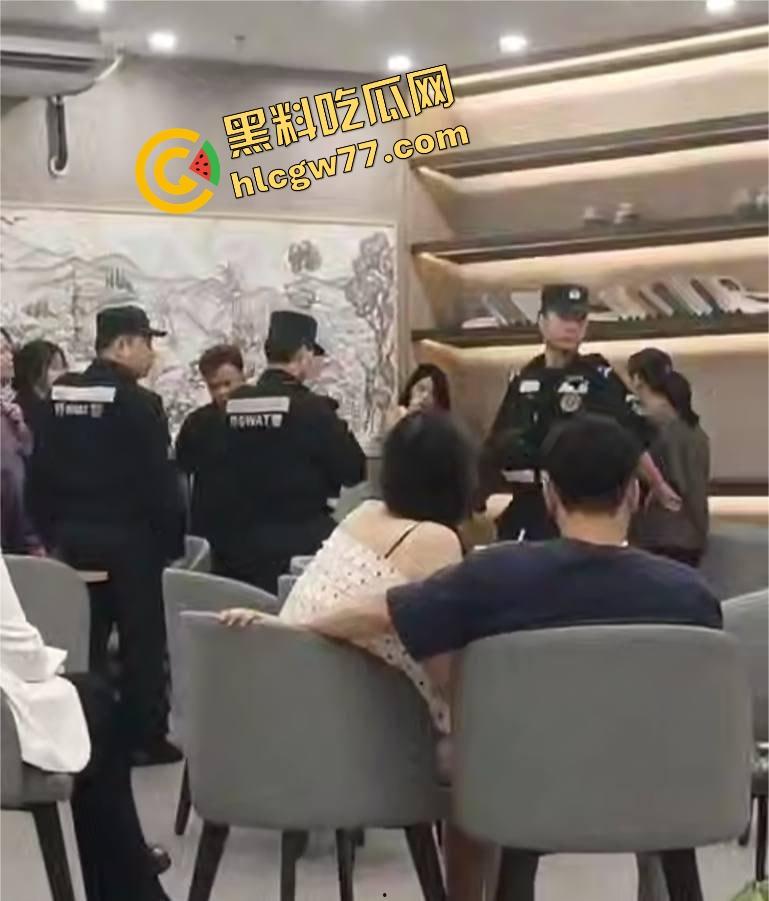 广东四会瑞幸咖啡馆正宫突袭抓奸，怒锤小三扯掉假睫毛，全场咖啡都凉了！  第4张