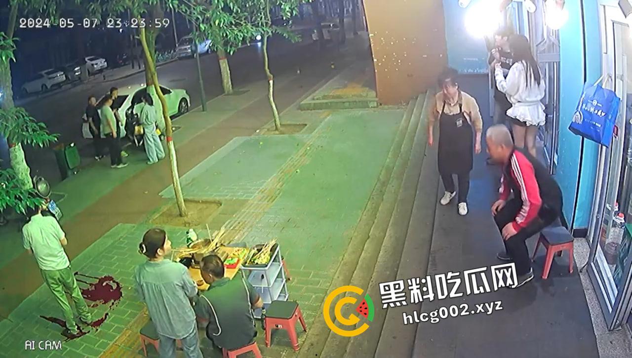 陕西宝鸡串串香 男子被刺大腿动脉 血喷流尽身亡 现场视频流出  第3张
