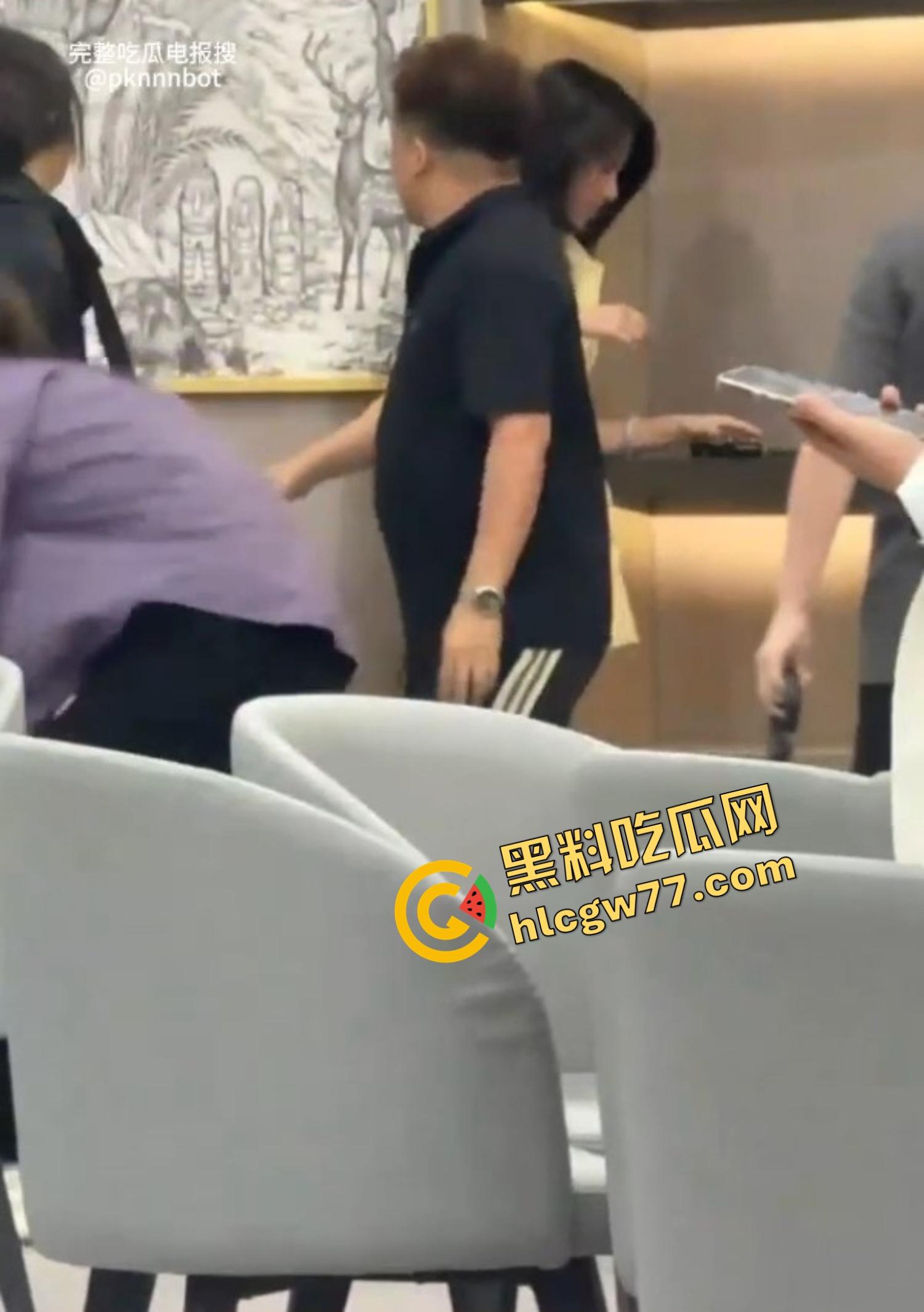 广东四会瑞幸咖啡馆正宫突袭抓奸，怒锤小三扯掉假睫毛，全场咖啡都凉了！  第8张