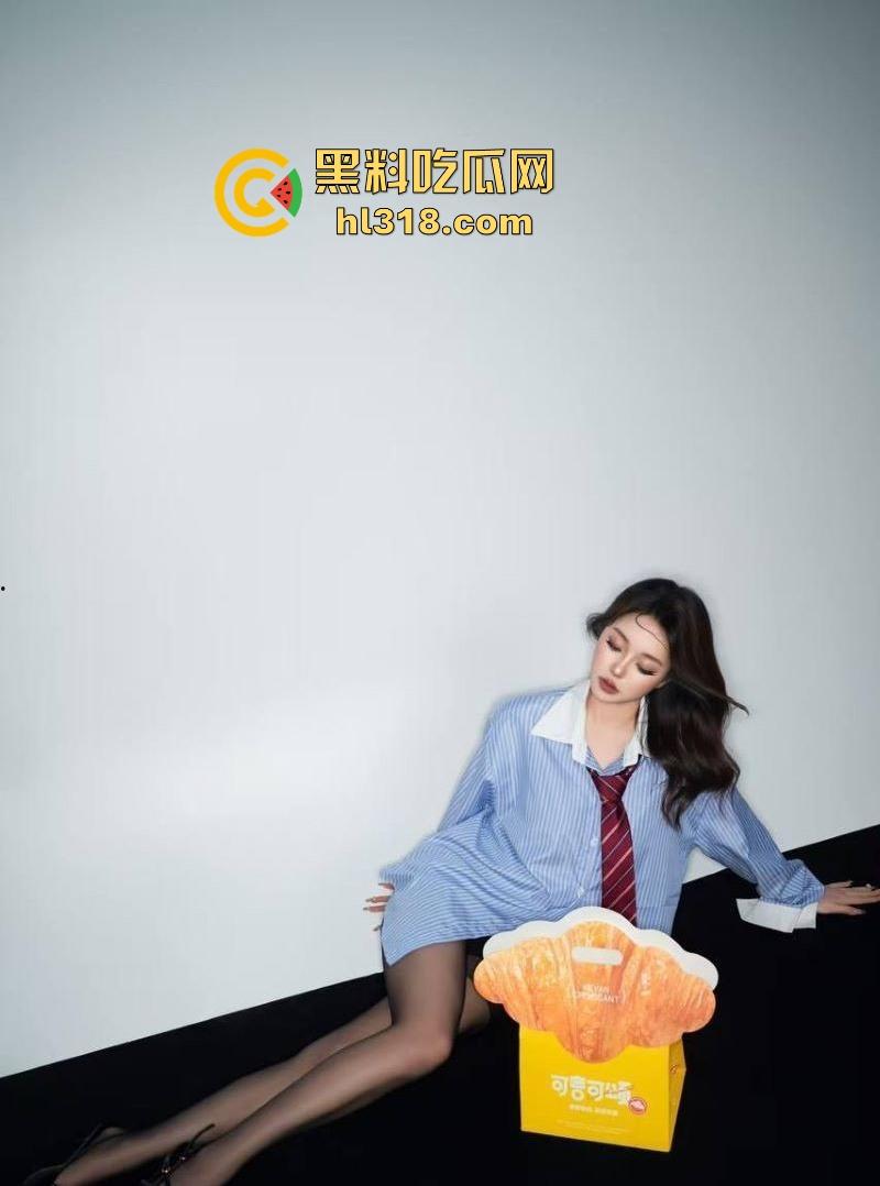 酒吧搭讪的可爱大胸妹没想到竟然如此反差，镜前主动口交吞精，射后含精挑逗镜头，恨不得再来一发！  第1张