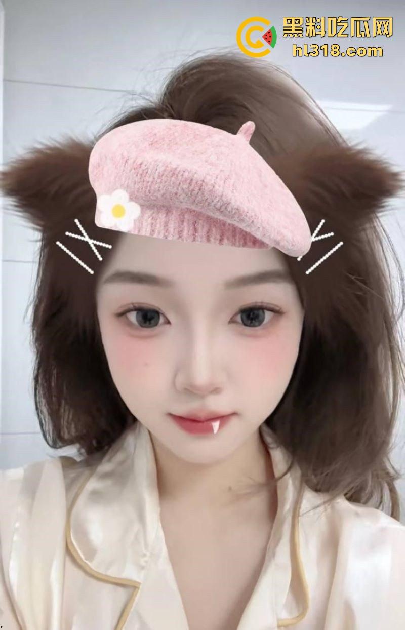 酒吧搭讪的可爱大胸妹没想到竟然如此反差，镜前主动口交吞精，射后含精挑逗镜头，恨不得再来一发！  第2张