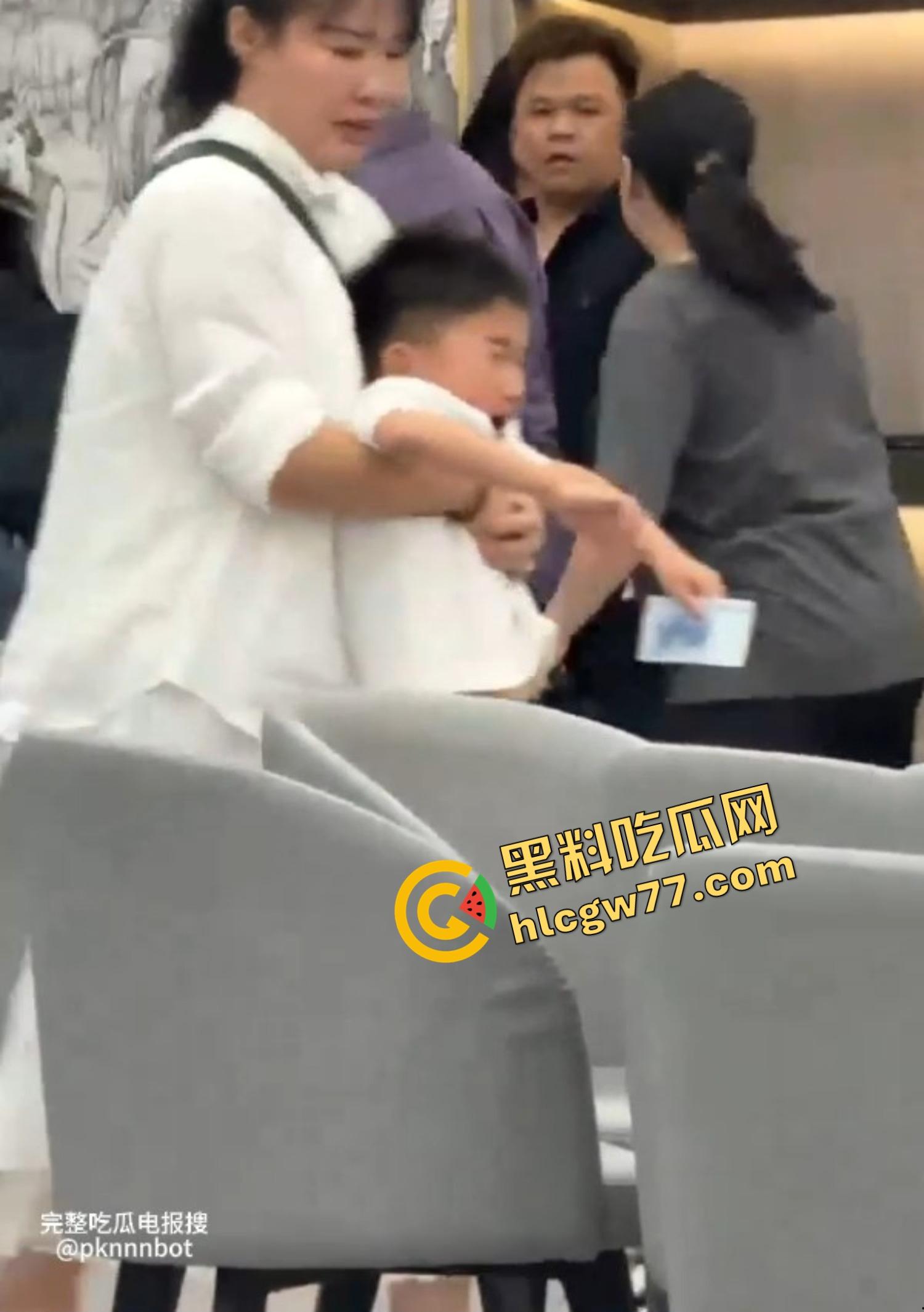 广东四会瑞幸咖啡馆正宫突袭抓奸，怒锤小三扯掉假睫毛，全场咖啡都凉了！  第10张