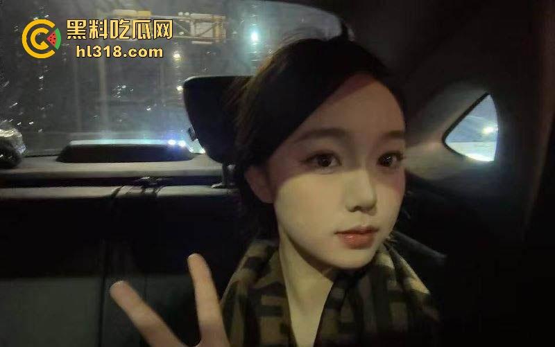 酒吧搭讪的可爱大胸妹没想到竟然如此反差，镜前主动口交吞精，射后含精挑逗镜头，恨不得再来一发！  第3张