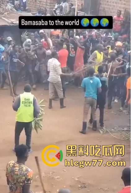 非洲部落割包皮 这也太生猛了吧 包皮一拉一刀下去直接割掉 这老哥全程面无表情！  第1张