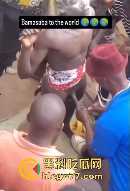 非洲部落割包皮 这也太生猛了吧 包皮一拉一刀下去直接割掉 这老哥全程面无表情！  第2张