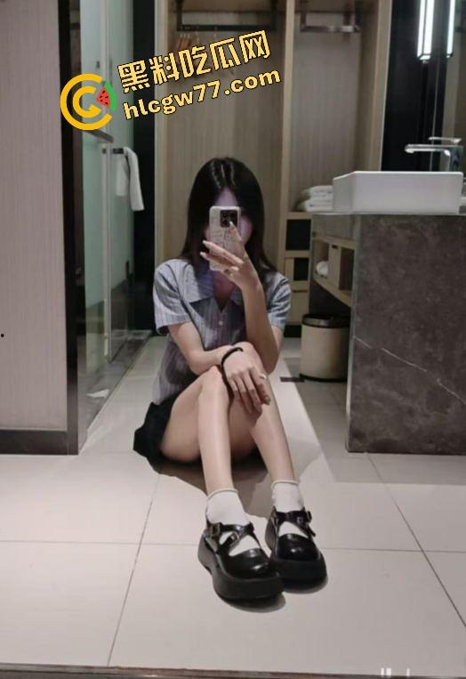 大连排骨妹【乔珊珊】金发小母狗被炮友偷拍爆操现场，吃鸡吃到笑开花，约炮变出道！  第1张